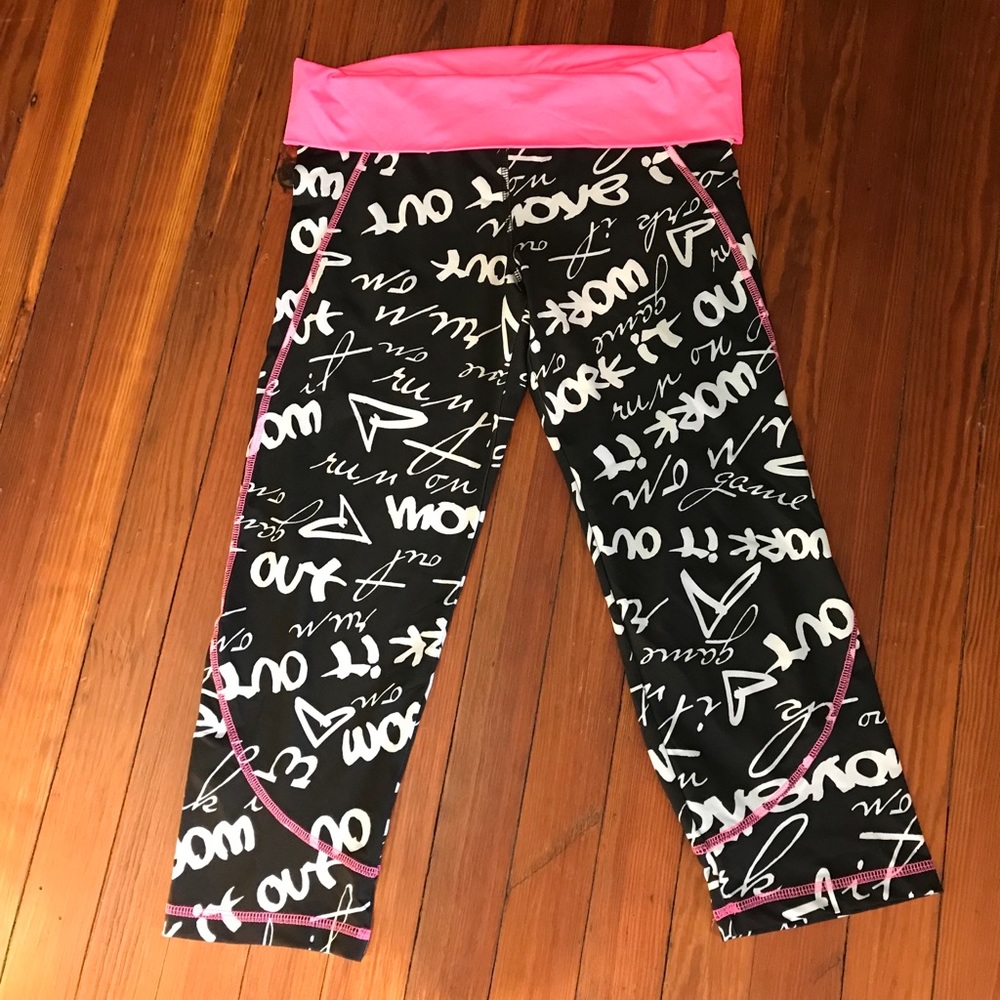 Women’s No Boundaries Capri Leggings, Size Small